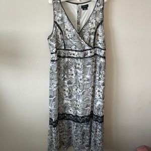 Penningtons Maxi dress with V neckline & sleeveless